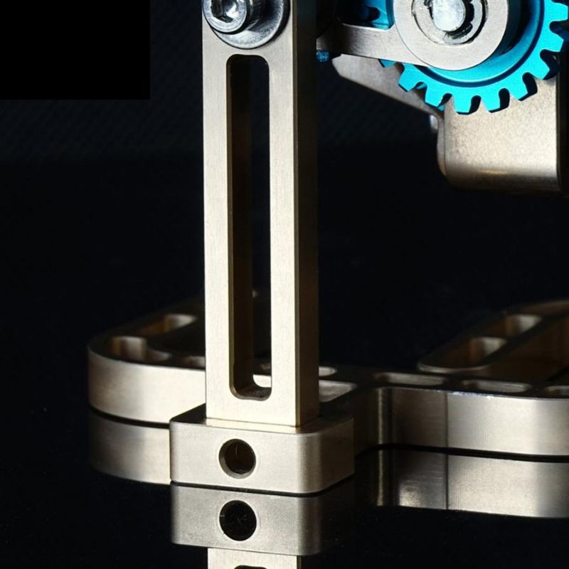 kovový edukativní interaktivní funkční model chodícího robota